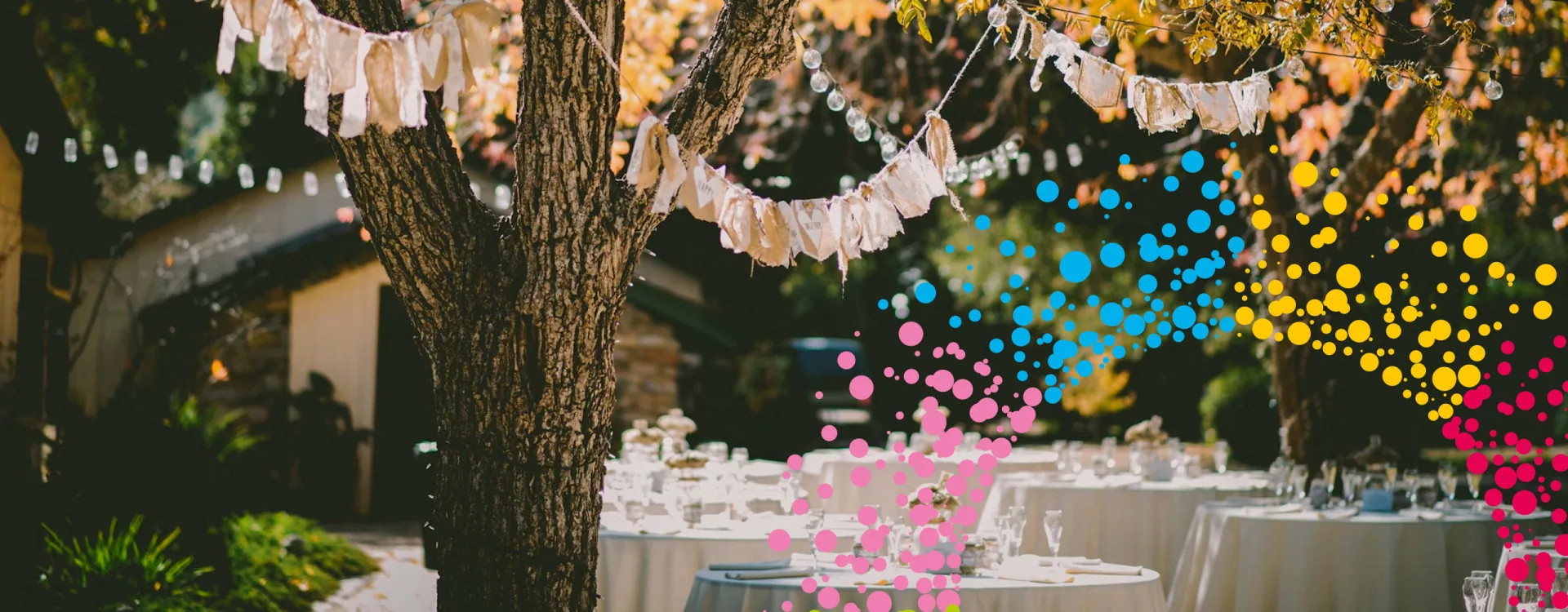 Feestelijk aangeklede tuin met lampjes en gedekte tafels